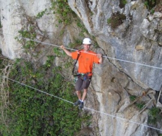  Sendero emocionanle en las paredes del acantilado 